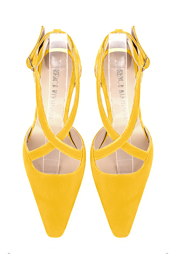 Women's yellow open side dress shoes, with crossed straps. Tapered toe. Low kitten heels - Top view
